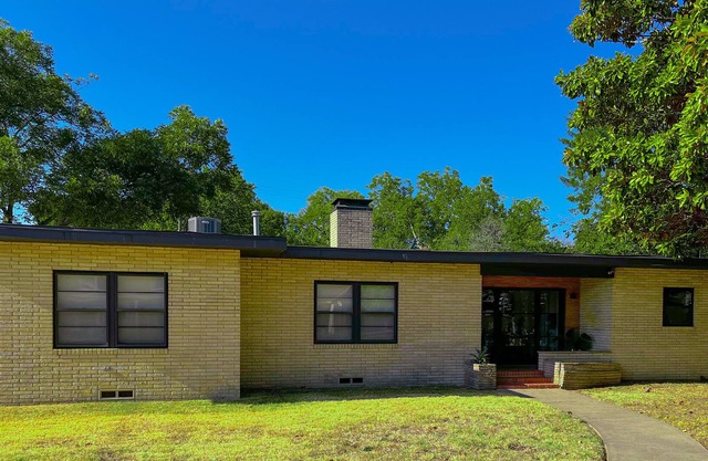 Pet Friendly, Furnished Mid Century Home With Fenced Backyard