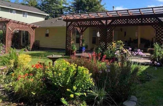 Pet Friendly Garden House with Patio & Redwoods