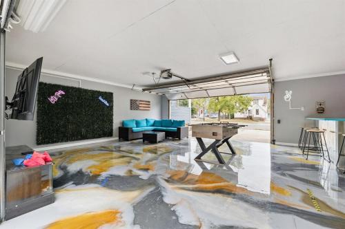 Pet Friendly, Gated Backyard, Game room, Hot Tub