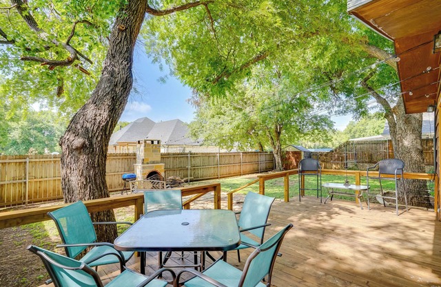 Pet-Friendly Granbury Home w/Yard, Near Downtown!