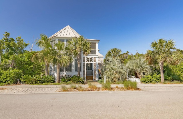 Pet friendly home located close to the shoals club! large deck space and 2 golf carts