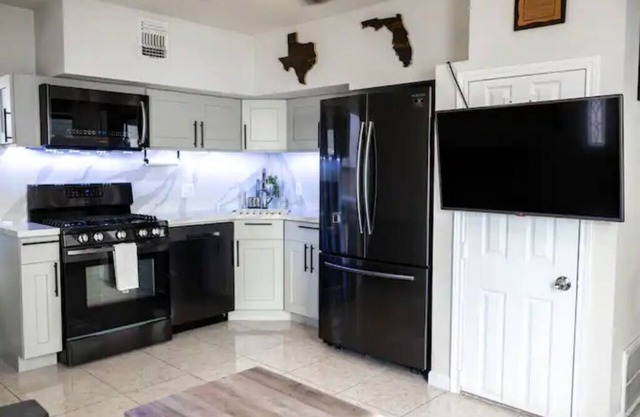 Pet friendly Heights guesthouse with gated parking