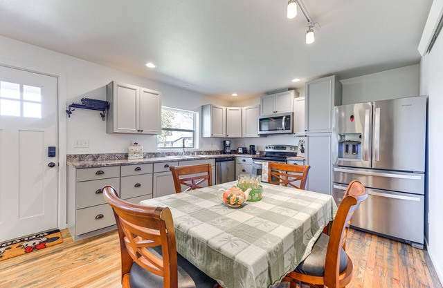 Pet-Friendly Home: 29 Mi to Olympic National Park!