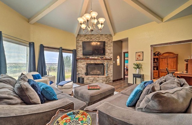 Pet-Friendly Home about 13 Mi to Dtwn Lubbock!