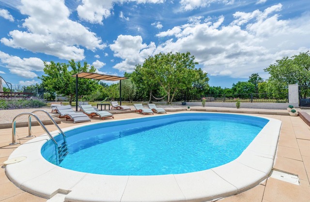 Pet friendly home in Pridraga with WiFi