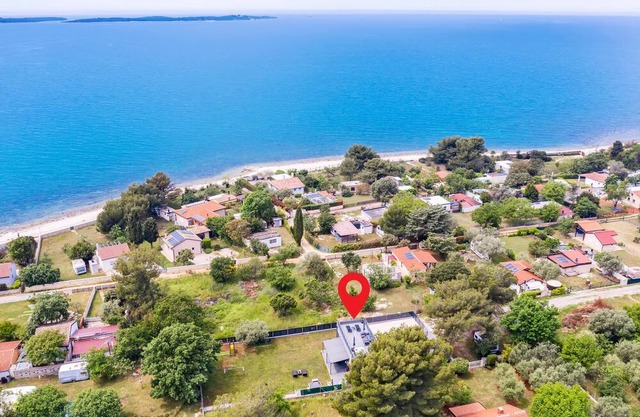 Pet friendly home in Peroj with kitchen