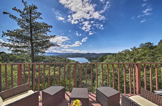 Pet-friendly Home: Panoramic Mtn & Lake Views, A/C