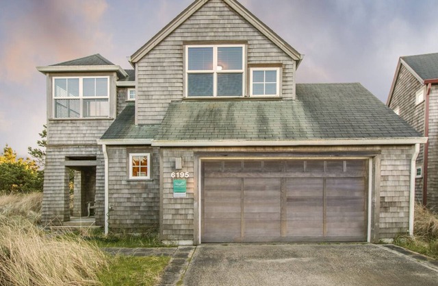 Pet Friendly Home with Easy Beach Access, Great for Families, Lookout Tower
