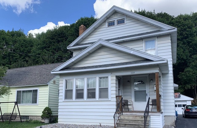 Pet friendly house w/ Fenced in Yard