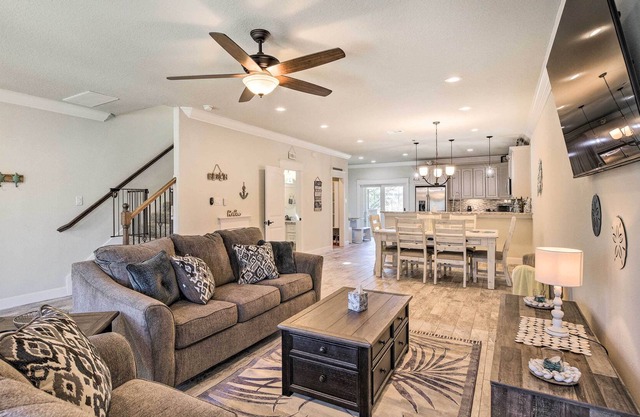 Pet-Friendly Kemah Townhouse Near Beach!