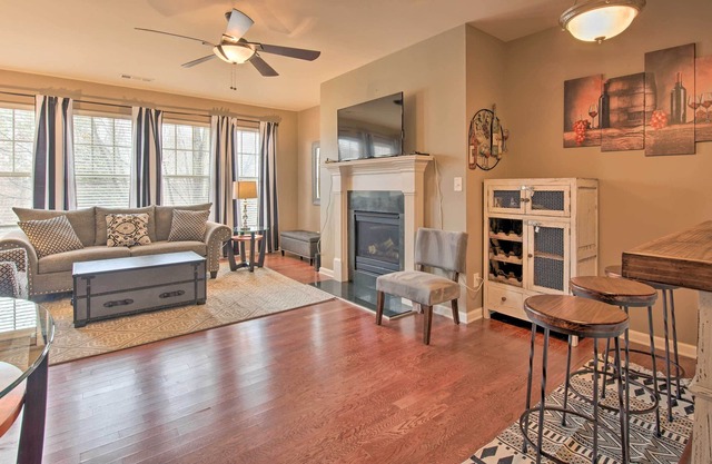 Pet-Friendly Kennesaw Townhome w/ Deck!
