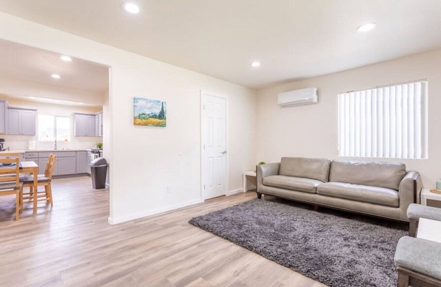 PET FRIENDLY!, King Bed, Free Parking, & Wifi.