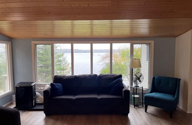 Pet-Friendly Lakefront Cottage on Beautiful Falcon Lake Manitoba