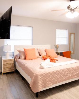 Pet-friendly Lakeland Stay King Bed Cozy Court
