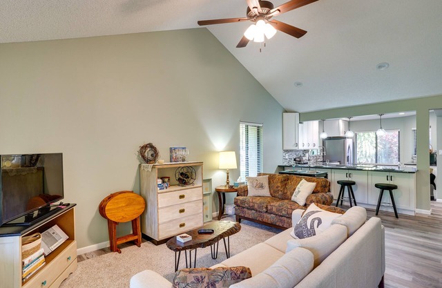 Pet-Friendly Lakeland Condo w/Screened Porch!