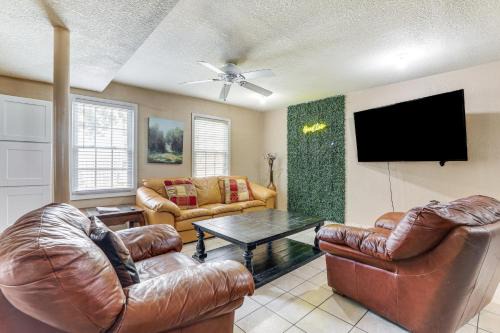 Pet-Friendly Lilburn Duplex with Patio and Grills!