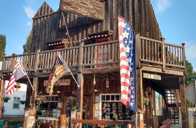 Pet-friendly Lodge near the Painted Hills