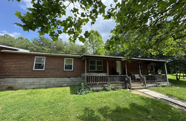 Pet Friendly Log Cabin with hot tub on 7 acres near Hocking Hills Old Mans Cave