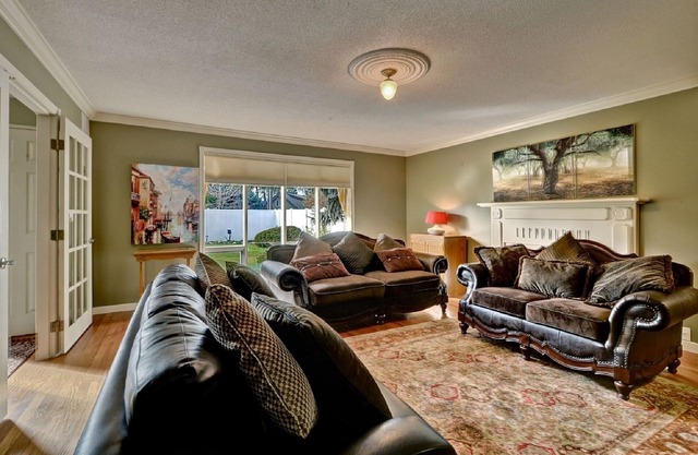 Pet Friendly Lower Mission House Near Beaches