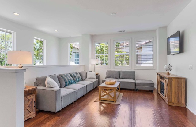 Pet-Friendly, Modern Riverpark Retreat (30+ Days)