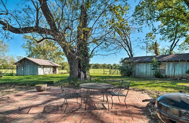 Pet-Friendly Navasota Ranch House w/ Arcade!