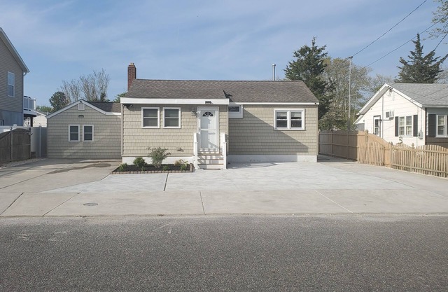 Pet Friendly Near Cape May/Wildwood 3 BRs 2 Bath Sleeps12 with Fenced in Yard