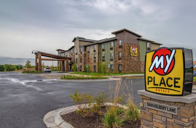 Pet-Friendly North Aurora Getaway | Fully Equipped Kitchen & Free Parking