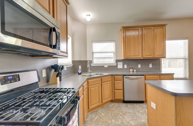 Pet-Friendly Pearland Home w/Yard, Near Houston!