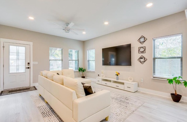 Pet-Friendly Pensacola Home Central Location