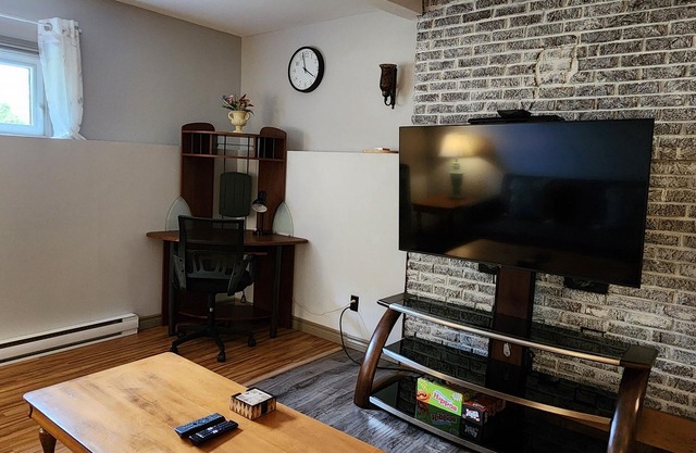 Pet friendly place!nClose to hiking trails, taphouse, coffee shop, local bakery.