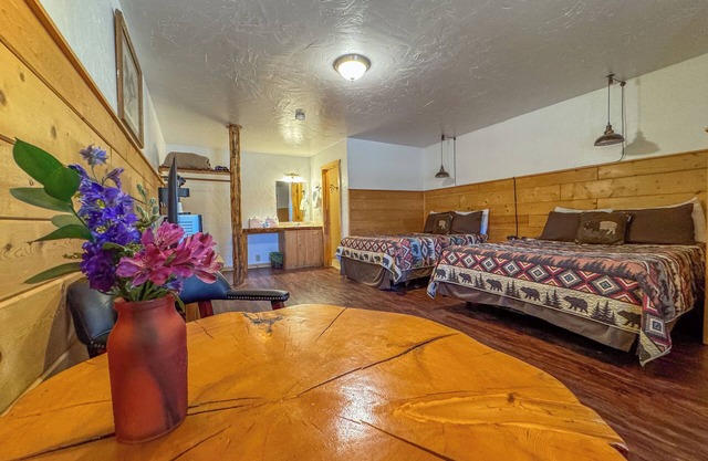 Pet Friendly Premium Double Queen w/Mountain Views, Parking and Hot tub on site