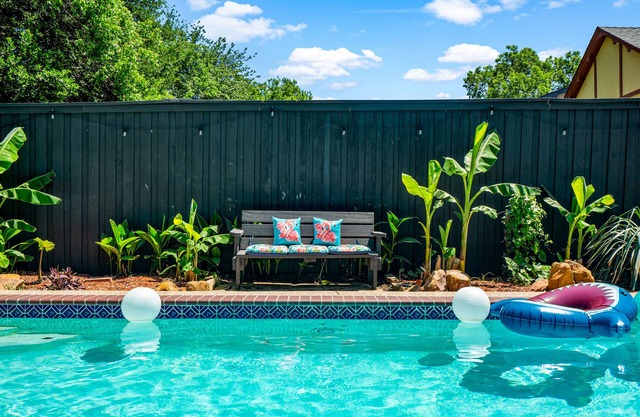 Pet Friendly, Private Backyard with Pool and Hot Tub close to all attractions