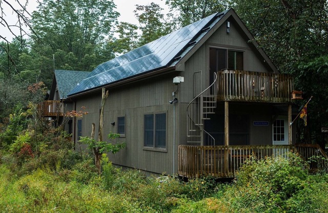 PET FRIENDLY Private House with pond view