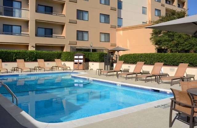 Pet-friendly Property Close to Botanical Garden! Swimming Pool, Parking!