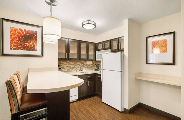 Pet-friendly Property! Full Kitchen, Outdoor Swimming Pool, Free Breakfast!