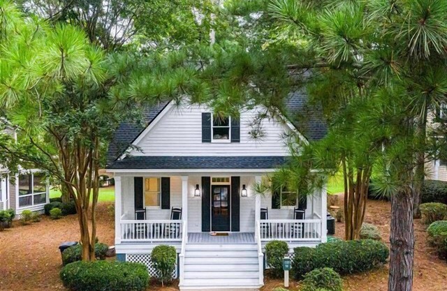 Pet friendly Reynolds Lake Oconee Retreat with Common Areas and Dock Access.
