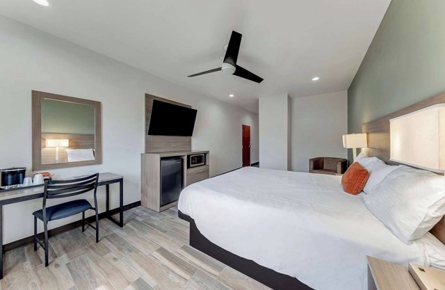 Pet-Friendly Room Near The Alamo w/Free Breakfast Included - DT Location