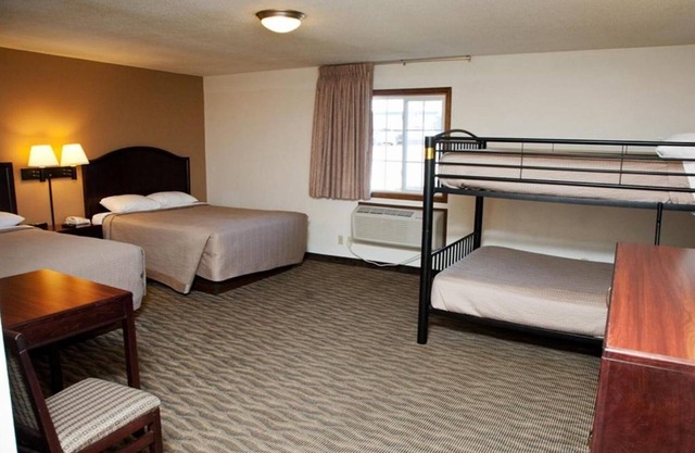 Pet-Friendly Room w/Complimentary Breakfast Near Iowa Western Community College