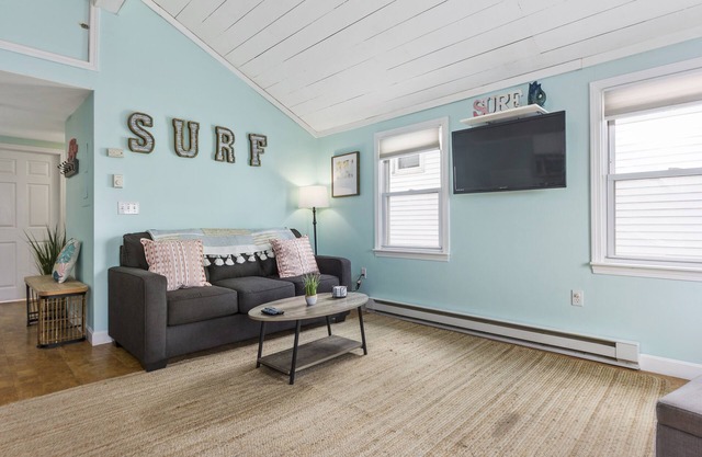 PET FRIENDLY-Salisbury Surf Shack -Steps to the Beach!
