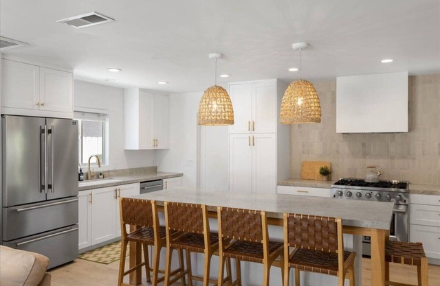 Pet Friendly, Single Story Home with Large Yard, 10 min from the beach