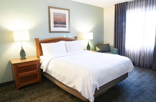 Pet-friendly Stay! TWO Comfortable 2BR Suite! Outdoor Pool, Free Breakfast!