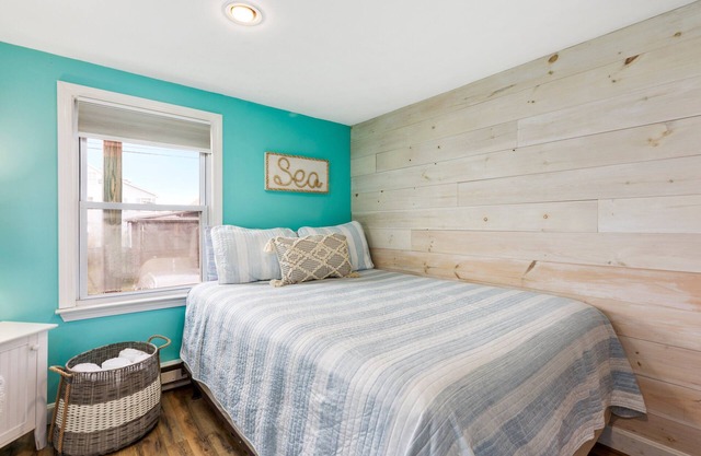 PET FRIENDLY - Steps to the Ocean! - Sleeps 6