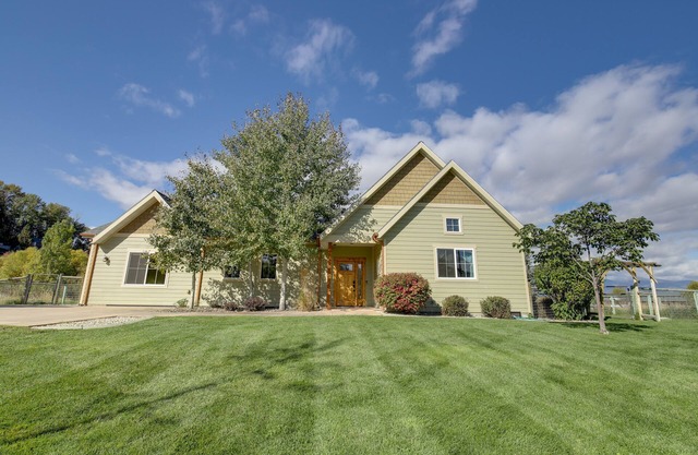 Pet-Friendly Stevensville Home w/Mountain Views!