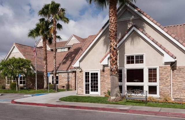 Pet-friendly Studio w/ Full Kitchen, Pool, Gym, & Self Parking
