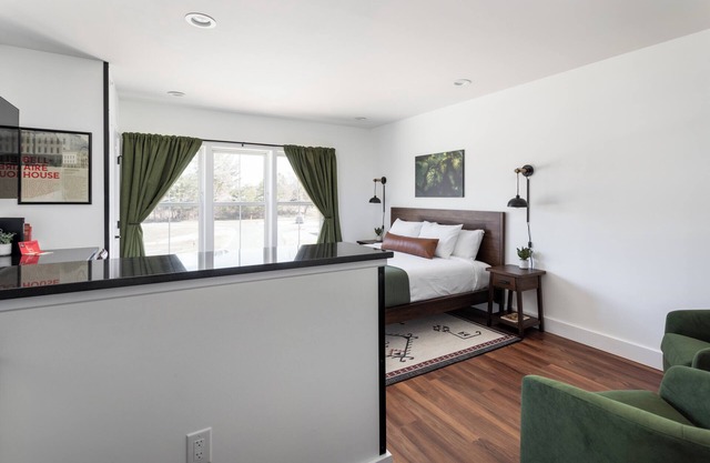 Pet-Friendly Studio at Boutique Resort with Hot Tubs, Sauna & More!