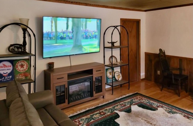 Pet-friendly studio cabin w/shared pool, firepit, lake access