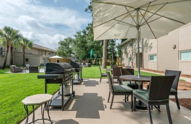 Pet-Friendly Suite Near Beach – Ideal for Families | Pool, Parking, Breakfast