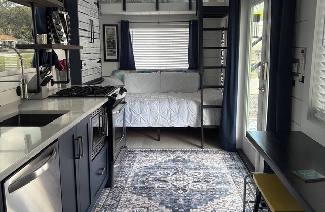 Pet Friendly Tiny Home Adventure in Bustling Clermont!