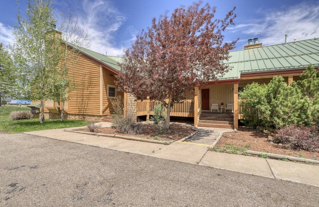 Pet-Friendly Treehouse Condo: Cozy, Great Location, Patio, Mountain Views, Near Dining & Hot Springs