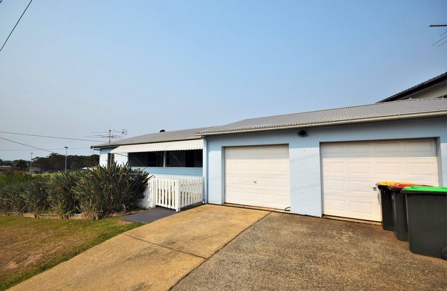 Pet friendly two Bedroom house, located close the the beach and main street!